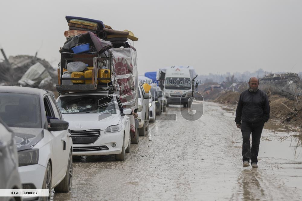 Displaced Palestinians Cross the Netzarim Corridor - Gaza