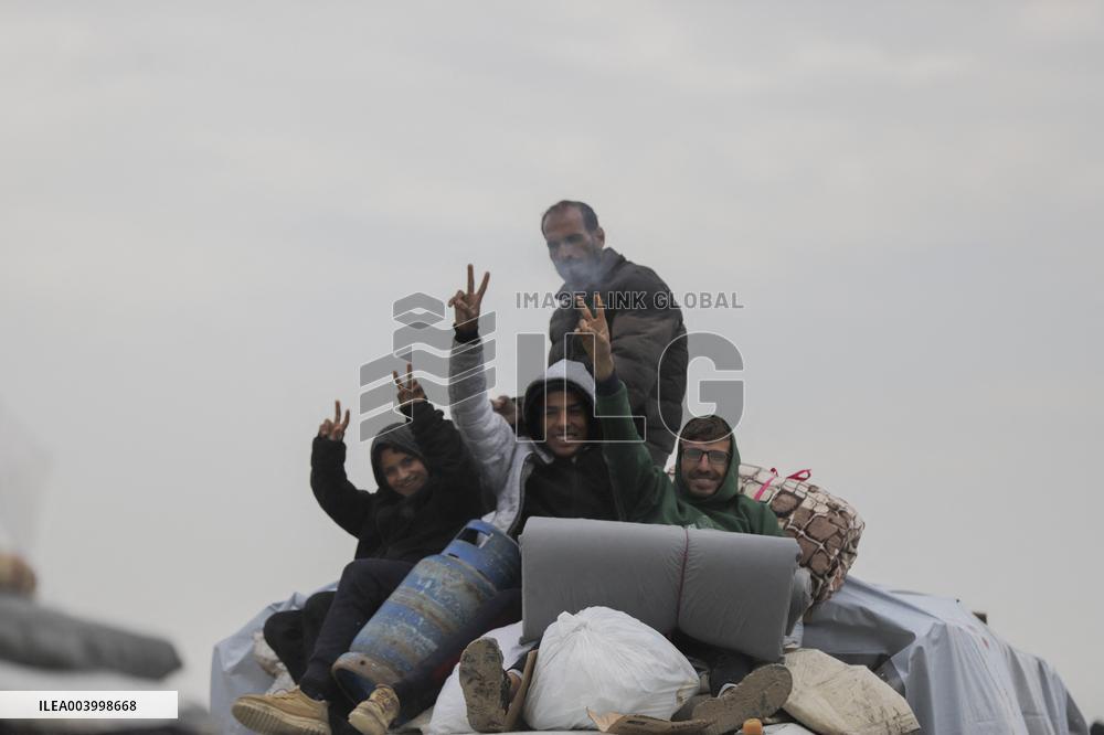 Displaced Palestinians Cross the Netzarim Corridor - Gaza