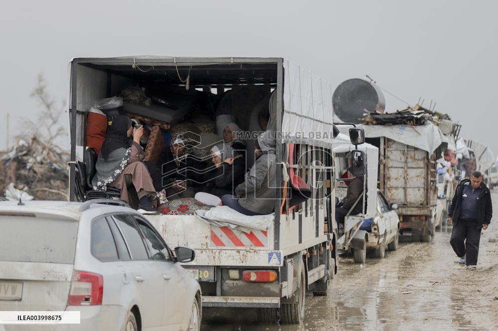 Displaced Palestinians Cross the Netzarim Corridor - Gaza