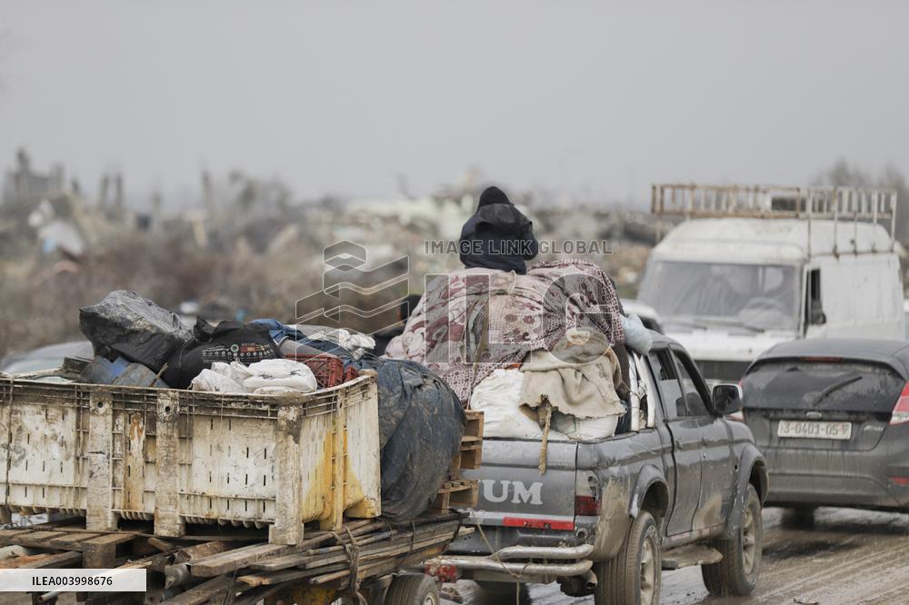 Displaced Palestinians Cross the Netzarim Corridor - Gaza