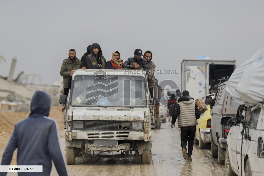 Displaced Palestinians Cross the Netzarim Corridor - Gaza