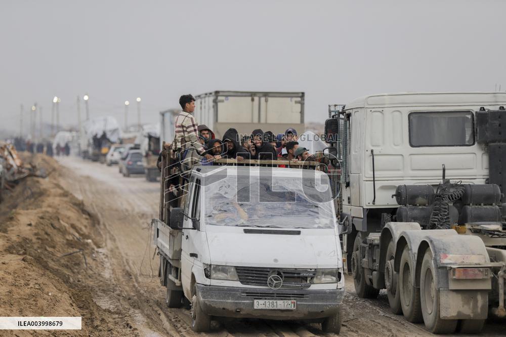 Displaced Palestinians Cross the Netzarim Corridor - Gaza