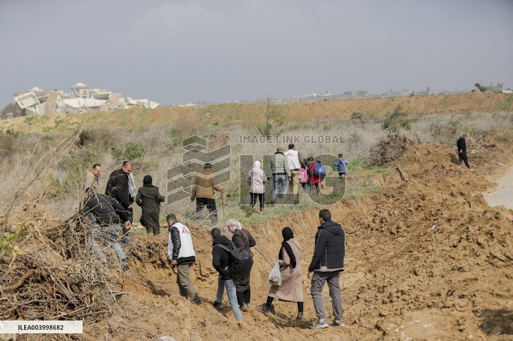 Displaced Palestinians Cross the Netzarim Corridor - Gaza