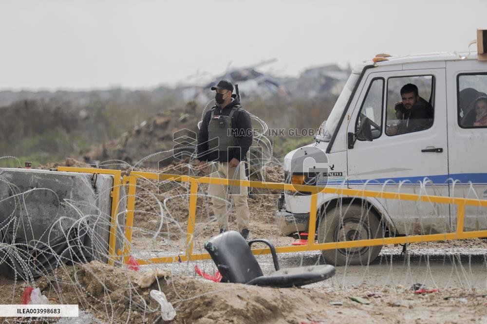 Displaced Palestinians Cross the Netzarim Corridor - Gaza