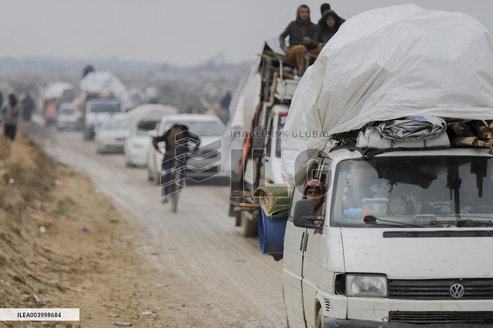 Displaced Palestinians Cross the Netzarim Corridor - Gaza