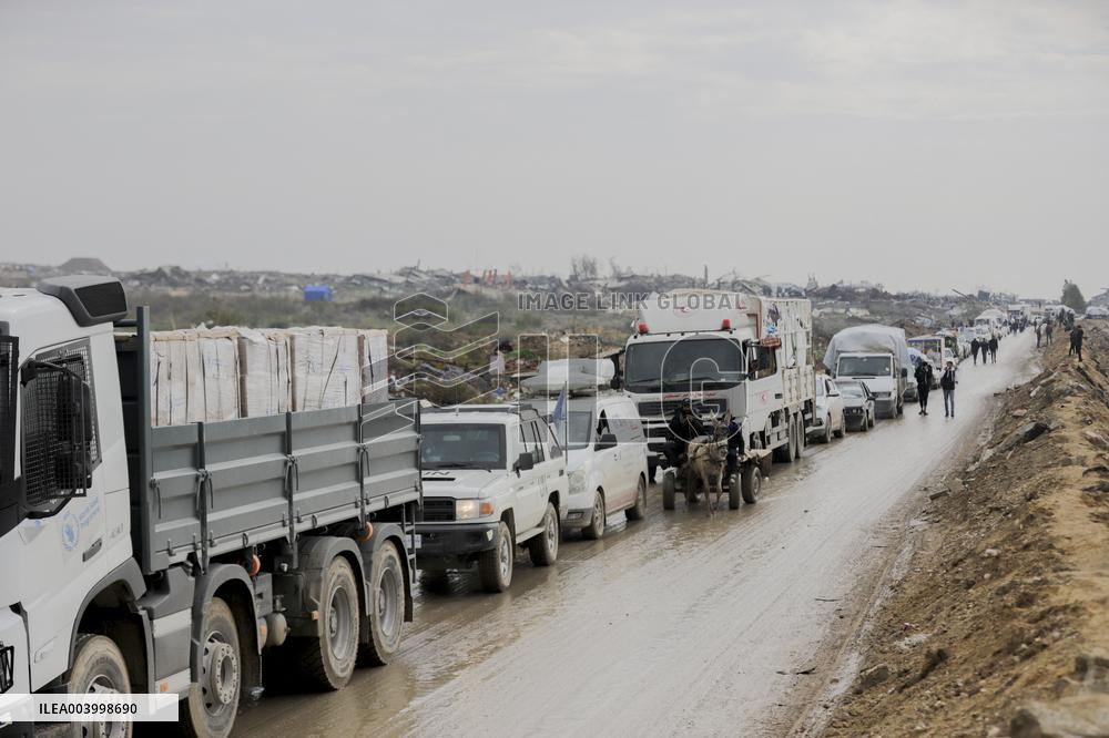 Displaced Palestinians Cross the Netzarim Corridor - Gaza