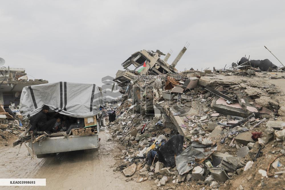Displaced Palestinians Cross the Netzarim Corridor - Gaza