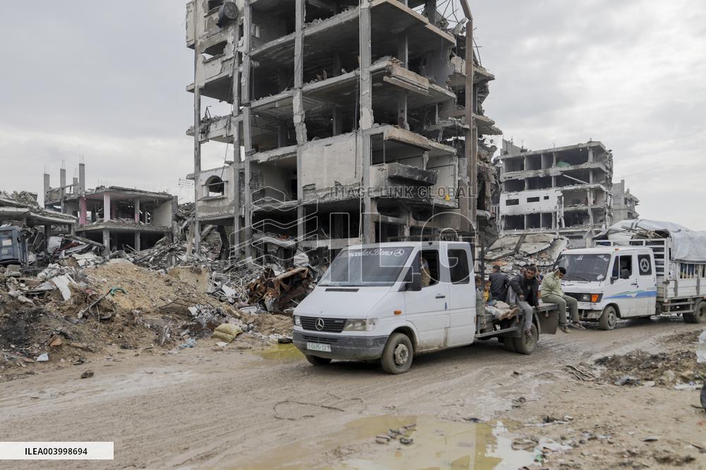Displaced Palestinians Cross the Netzarim Corridor - Gaza