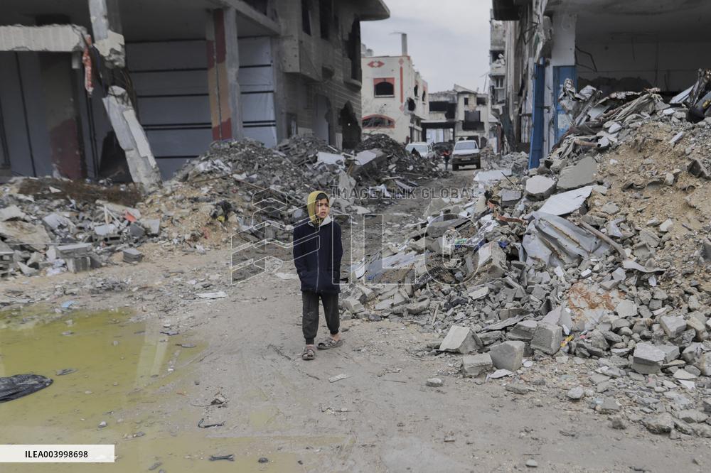 Displaced Palestinians Cross the Netzarim Corridor - Gaza