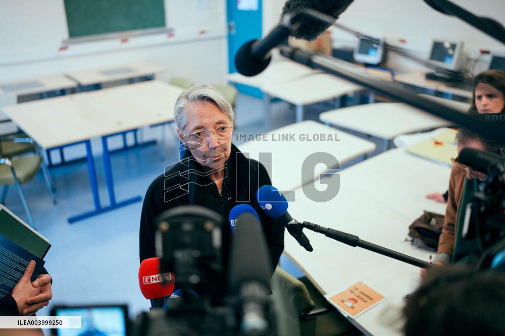 Elisabeth Borne visits an elementary school - Paris AJ