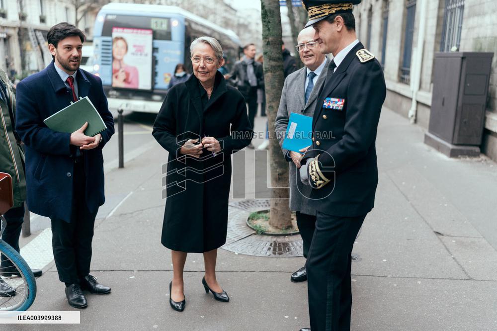 Elisabeth Borne visits an elementary school - Paris AJ