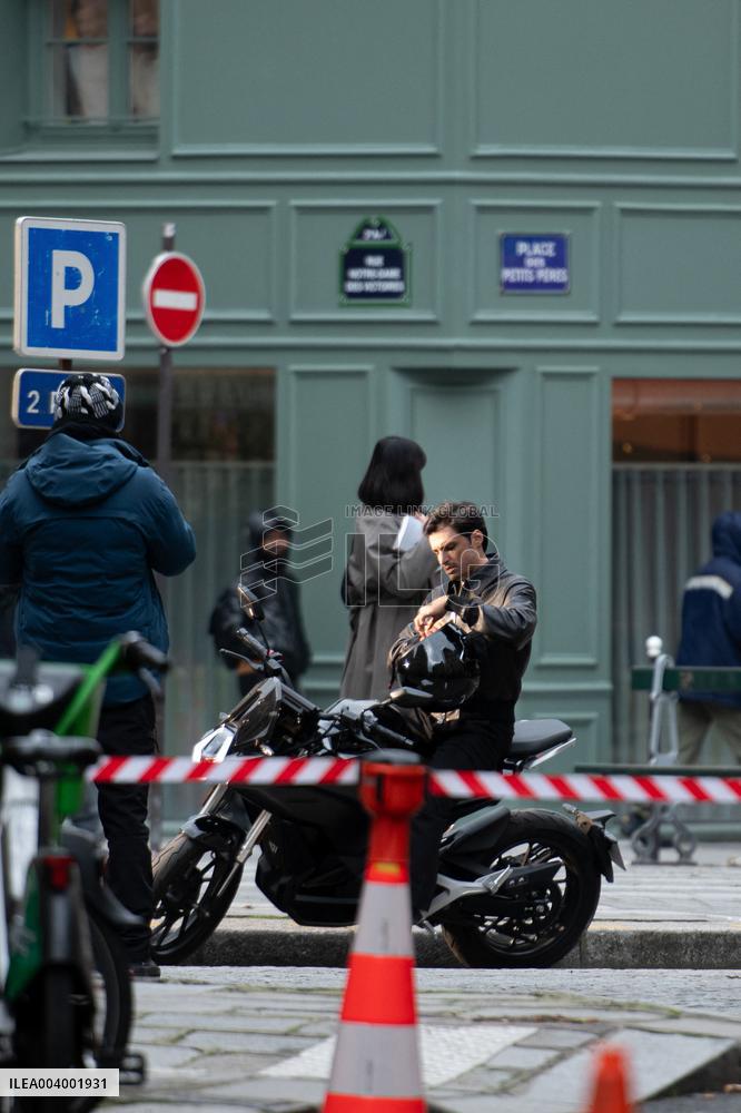 Carlos Sainz Jr. And Simone Ashley At L'Oreal Filming - Paris