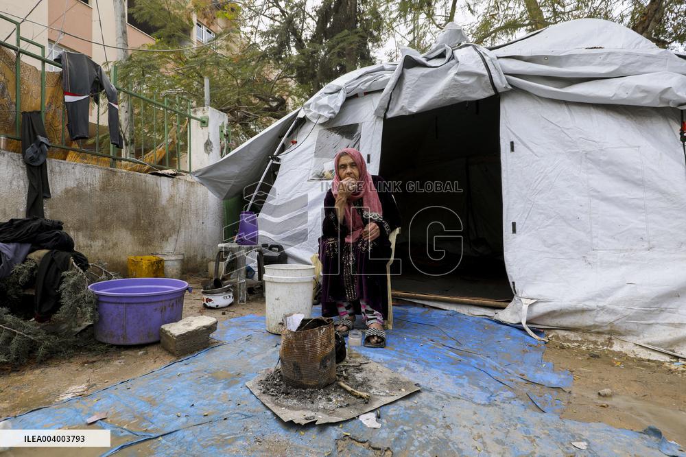 Displaced Families Suffer from Bad Weather in Camps - Gaza