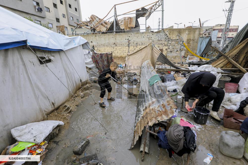 Displaced Families Suffer from Bad Weather in Camps - Gaza