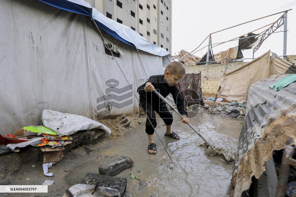 Displaced Families Suffer from Bad Weather in Camps - Gaza