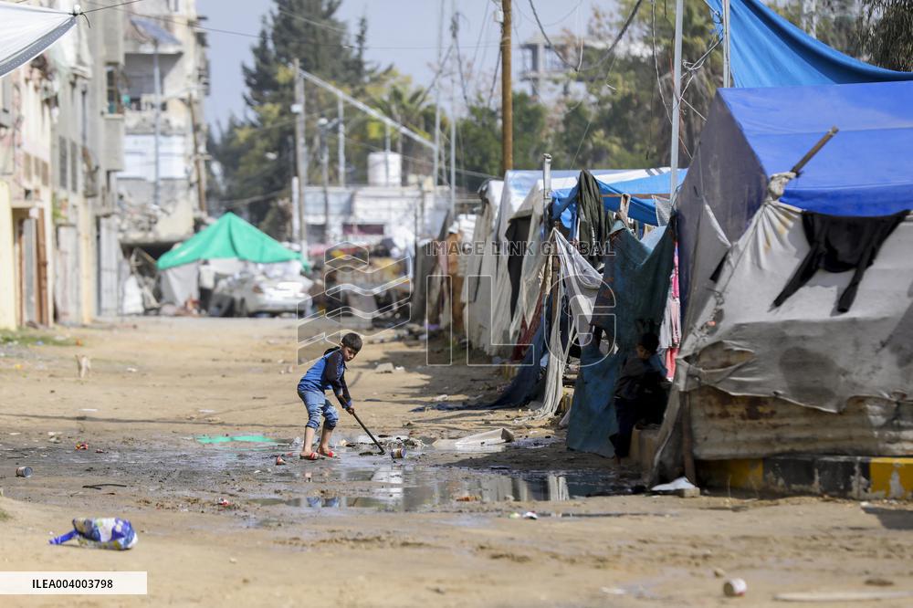 Displaced Families Suffer from Bad Weather in Camps - Gaza