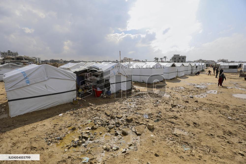 Displaced Families Suffer from Bad Weather in Camps - Gaza