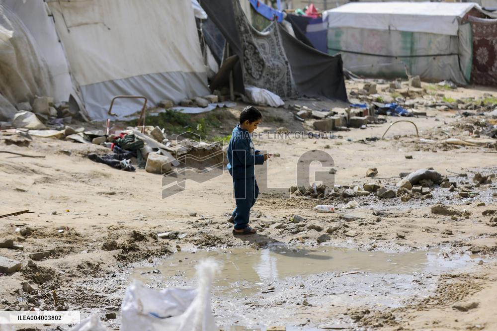 Displaced Families Suffer from Bad Weather in Camps - Gaza