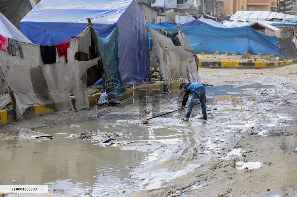 Displaced Families Suffer from Bad Weather in Camps - Gaza