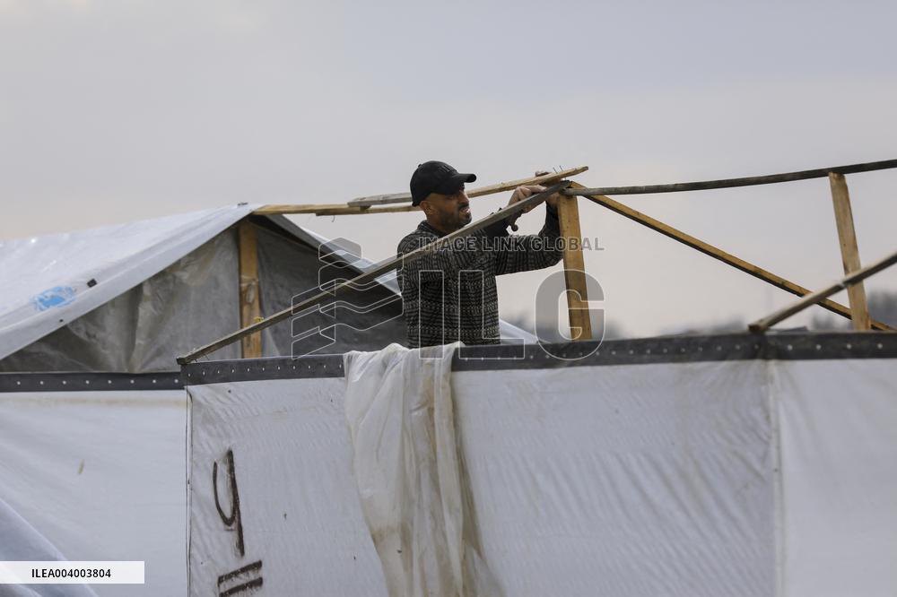 Displaced Families Suffer from Bad Weather in Camps - Gaza