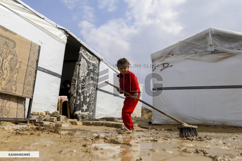 Displaced Families Suffer from Bad Weather in Camps - Gaza