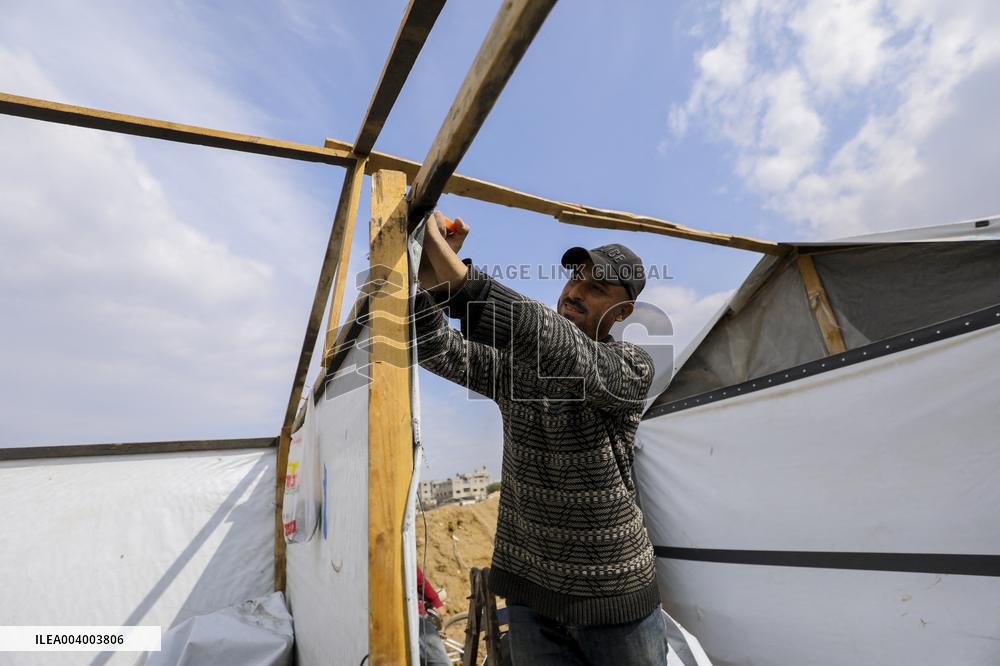 Displaced Families Suffer from Bad Weather in Camps - Gaza