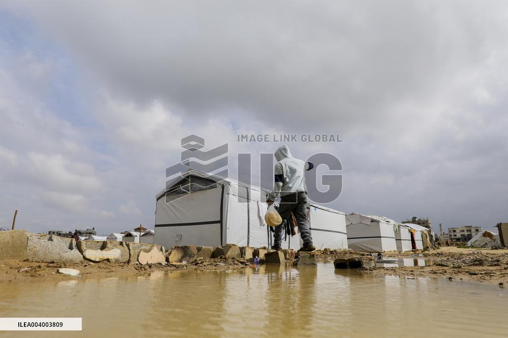 Displaced Families Suffer from Bad Weather in Camps - Gaza