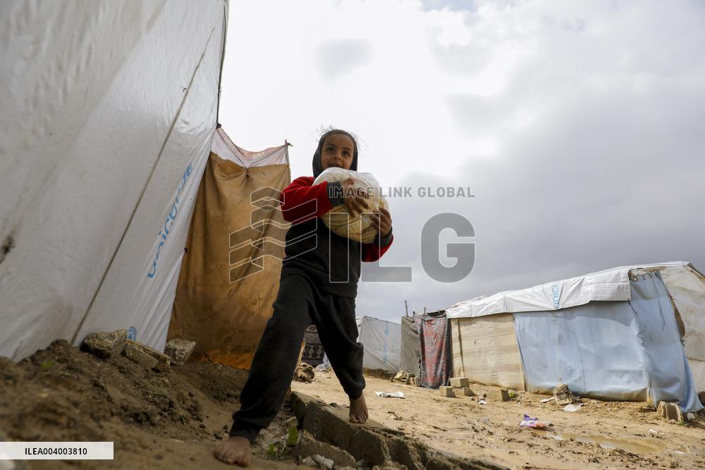 Displaced Families Suffer from Bad Weather in Camps - Gaza