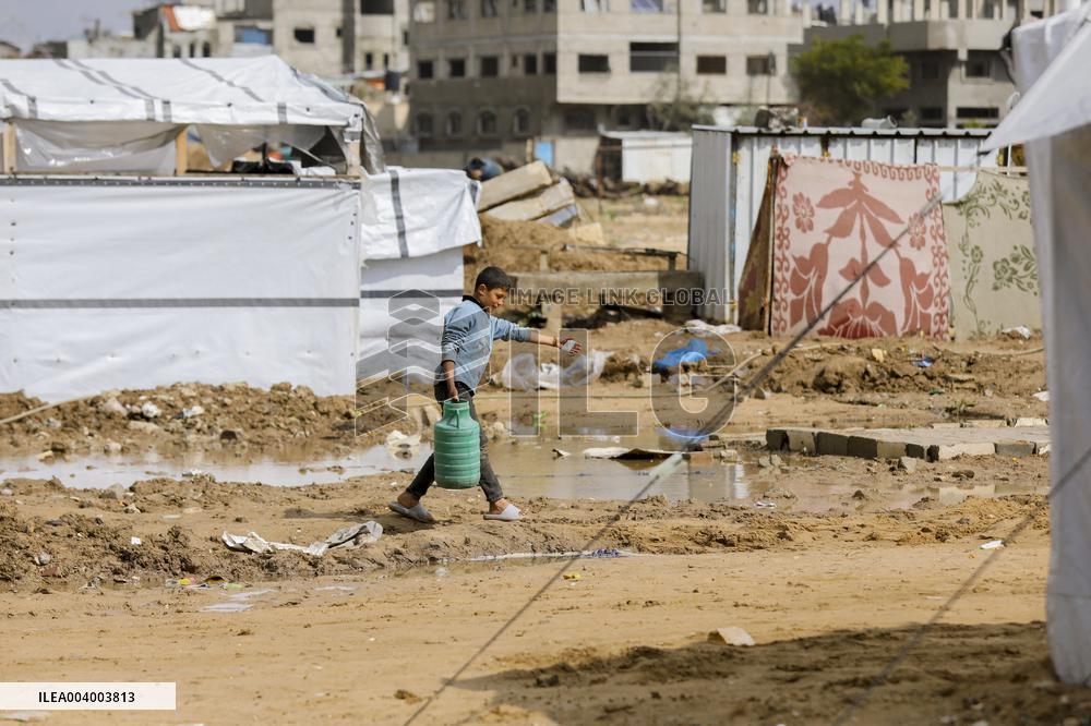 Displaced Families Suffer from Bad Weather in Camps - Gaza
