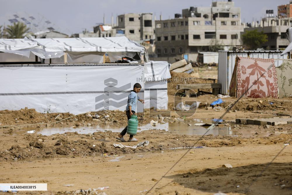 Displaced Families Suffer from Bad Weather in Camps - Gaza