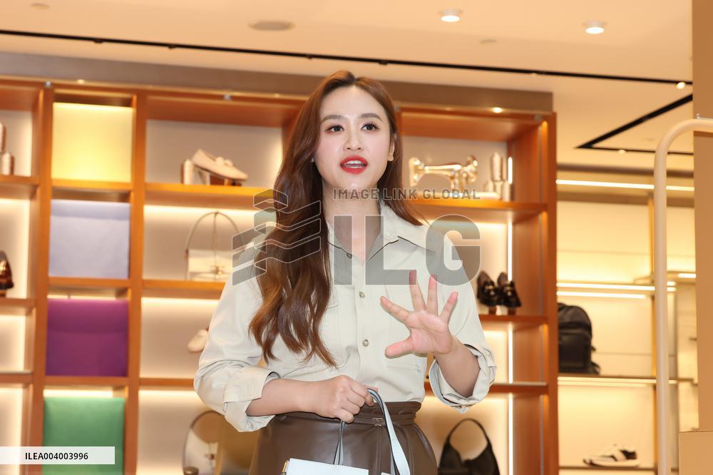 Taiwanese Hostess Sandy Wu