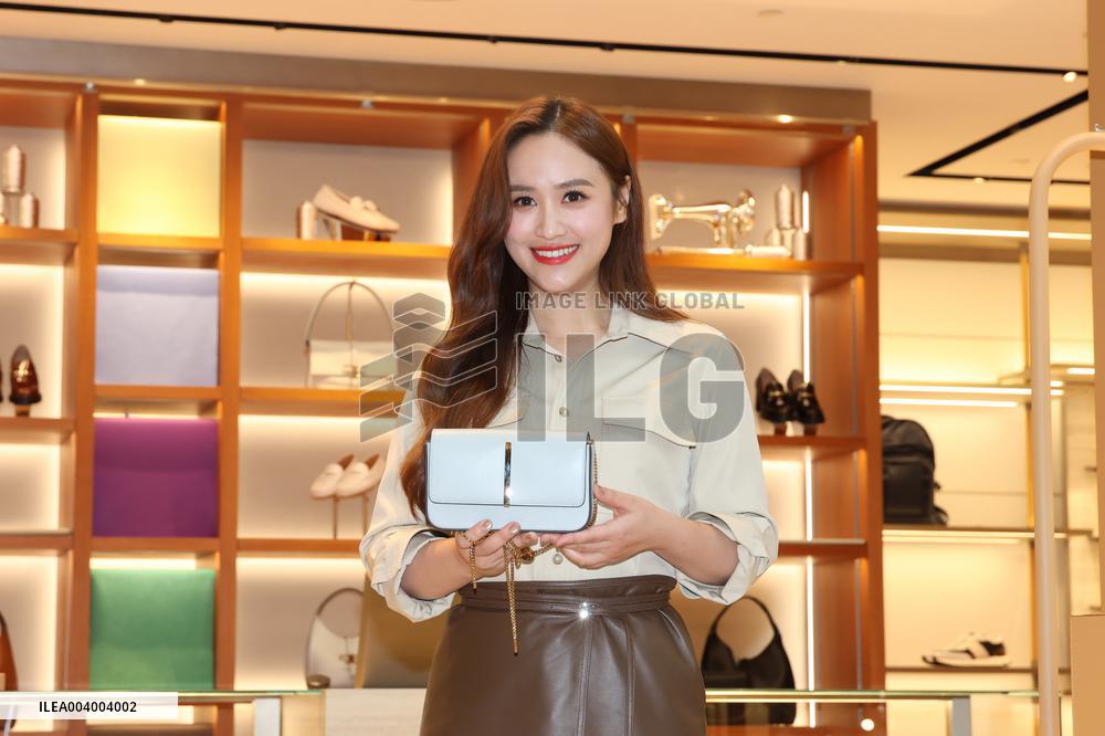 Taiwanese Hostess Sandy Wu