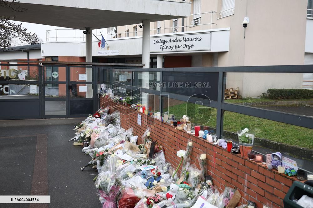 Pay Tribute To Louise, Schoolgirl Found Dead In A Wood - Essonne