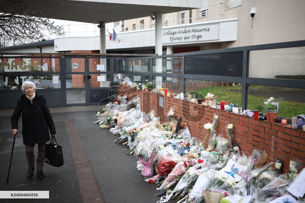 Pay Tribute To Louise, Schoolgirl Found Dead In A Wood - Essonne