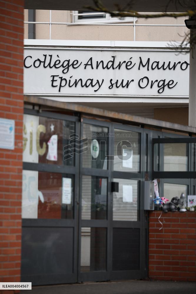 Pay Tribute To Louise, Schoolgirl Found Dead In A Wood - Essonne