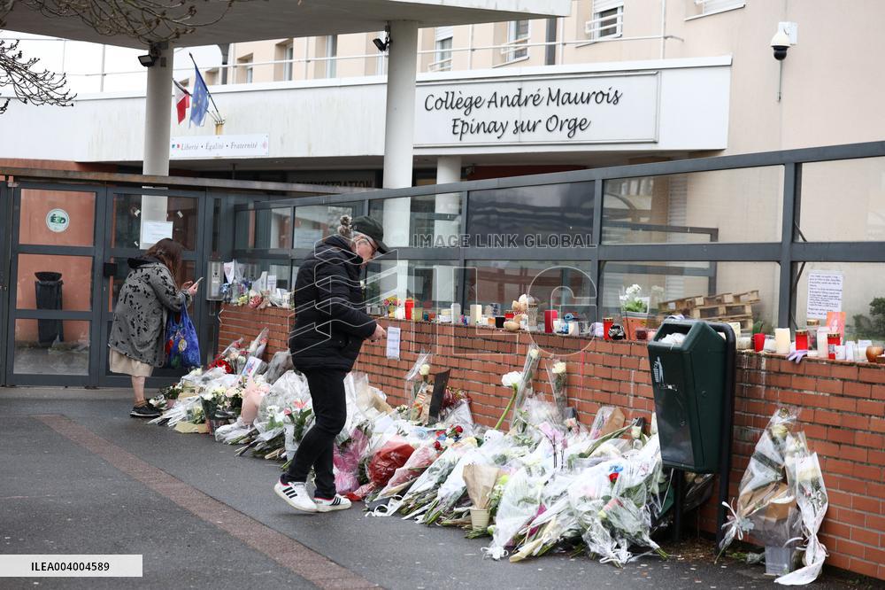 Pay Tribute To Louise, Schoolgirl Found Dead In A Wood - Essonne