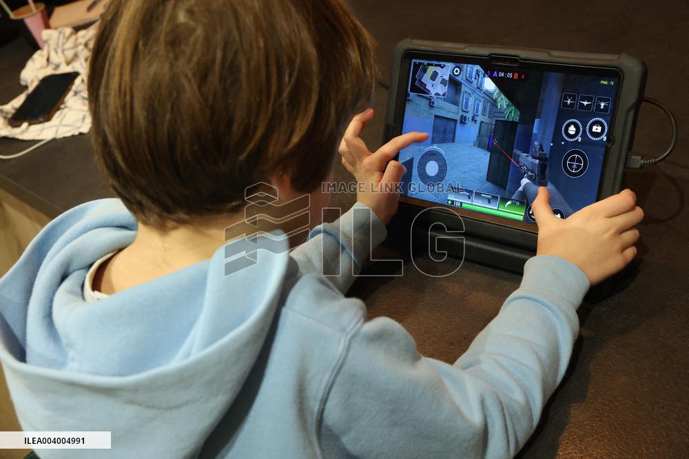 Children Video Games Addiction - France