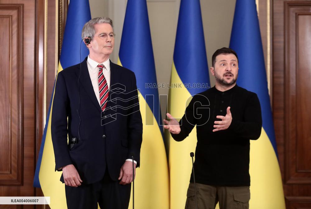 Volodymyr Zelenskyy and Scott Bessent speak to press in Kyiv