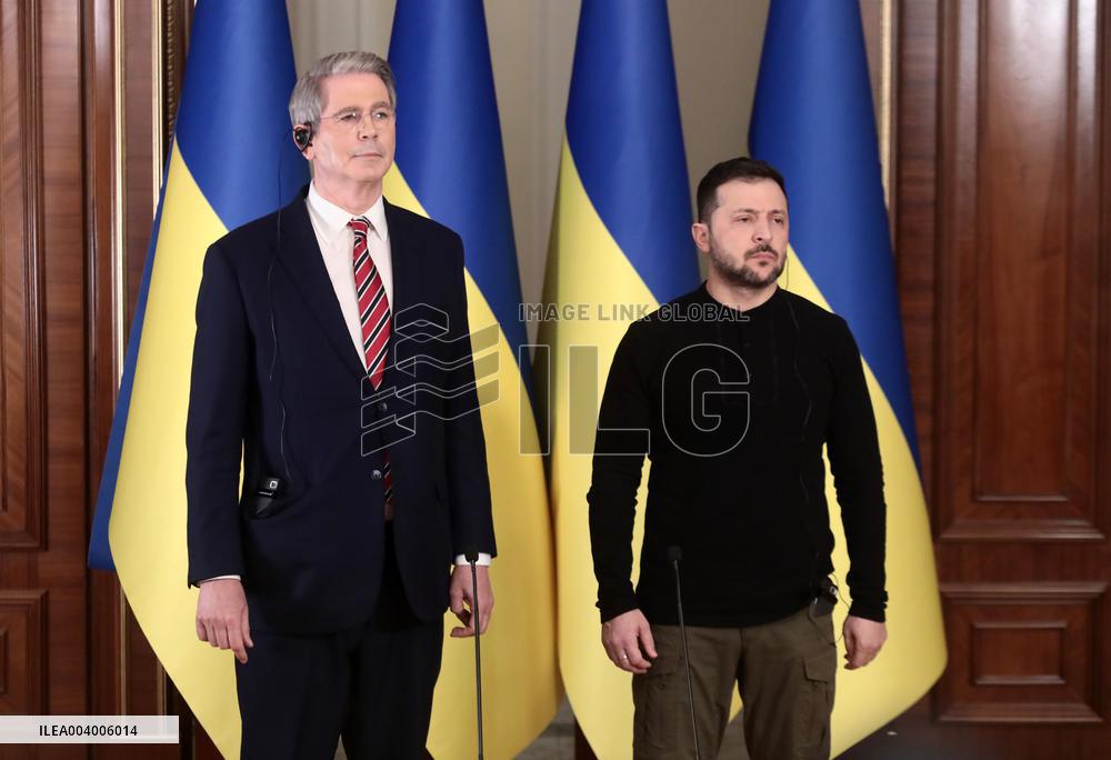 Volodymyr Zelenskyy and Scott Bessent speak to press in Kyiv