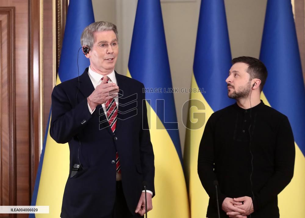 Volodymyr Zelenskyy and Scott Bessent speak to press in Kyiv