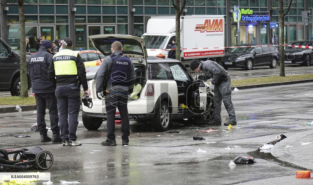 Car drives into crowd in Munich