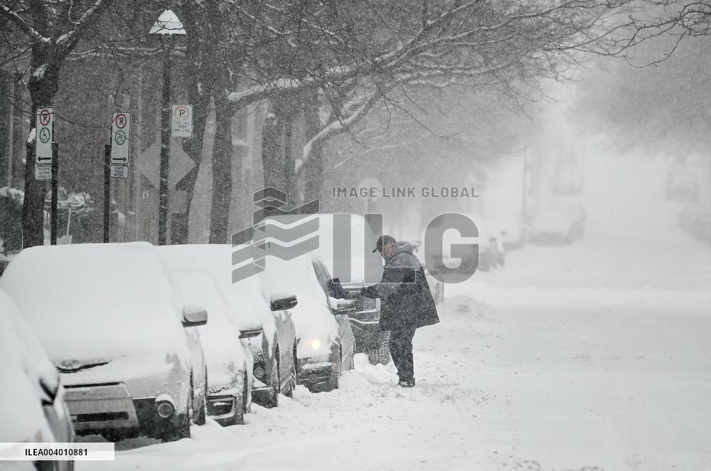 Heavy Snowfall in Canada