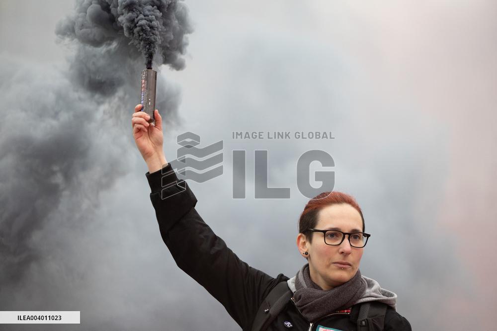 General Strike in the Video Game Industry - Paris RL