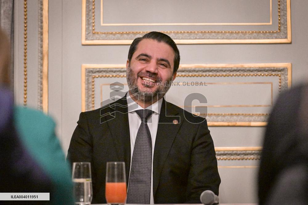 Syrian Minister of Foreign Affairs meets Syrian diaspora in Paris - FA