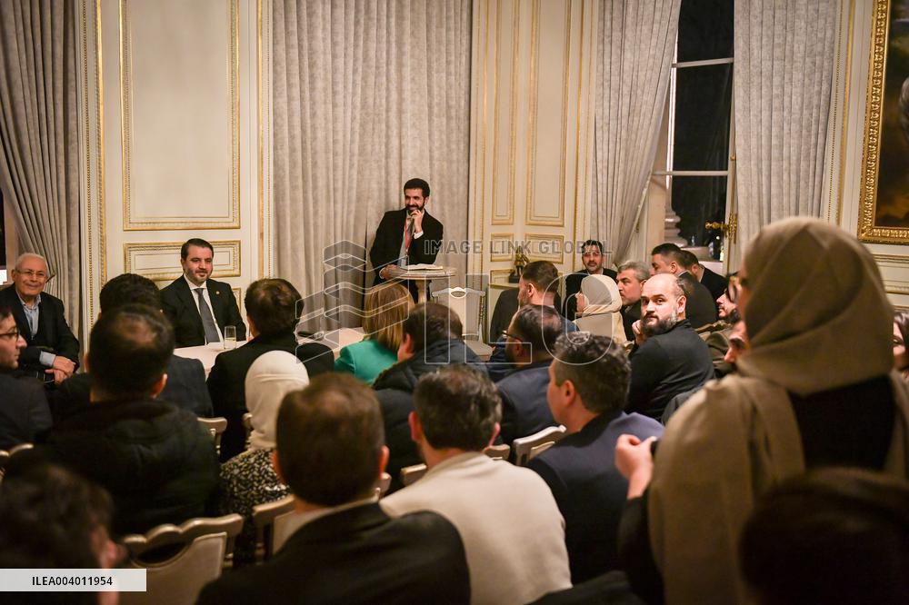 Syrian Minister of Foreign Affairs meets Syrian diaspora in Paris - FA