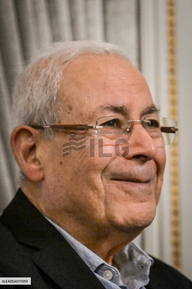 Syrian Minister of Foreign Affairs meets Syrian diaspora in Paris - FA