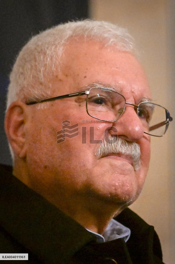 Syrian Minister of Foreign Affairs meets Syrian diaspora in Paris - FA