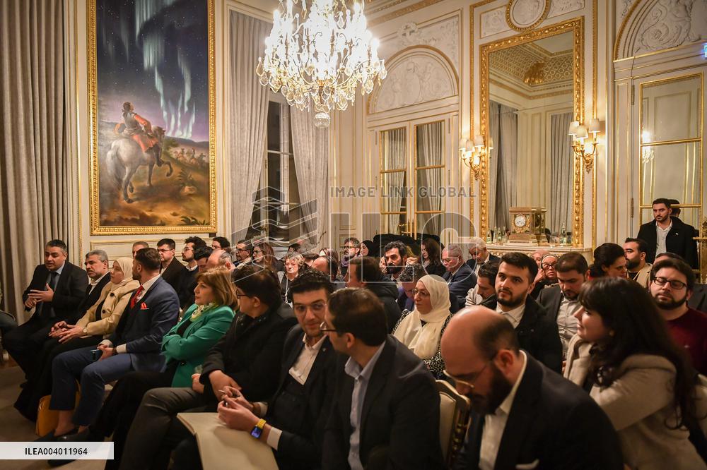 Syrian Minister of Foreign Affairs meets Syrian diaspora in Paris - FA
