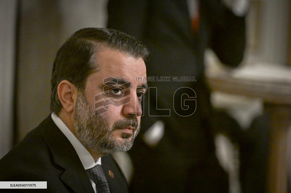 Syrian Minister of Foreign Affairs meets Syrian diaspora in Paris - FA