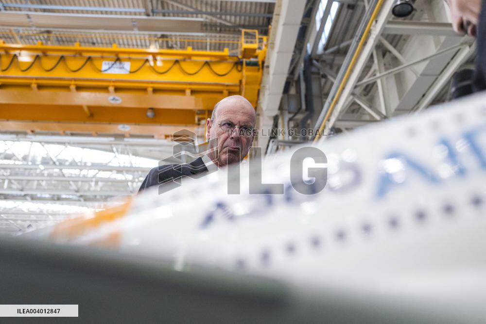 Eric Lombard Visits Airbus - Toulouse